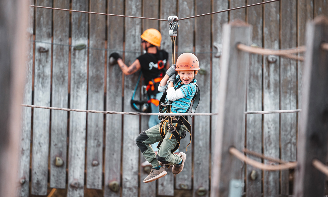 gutscheinbox schattenspringer - pirate rock Kind hängt am Kletterseil