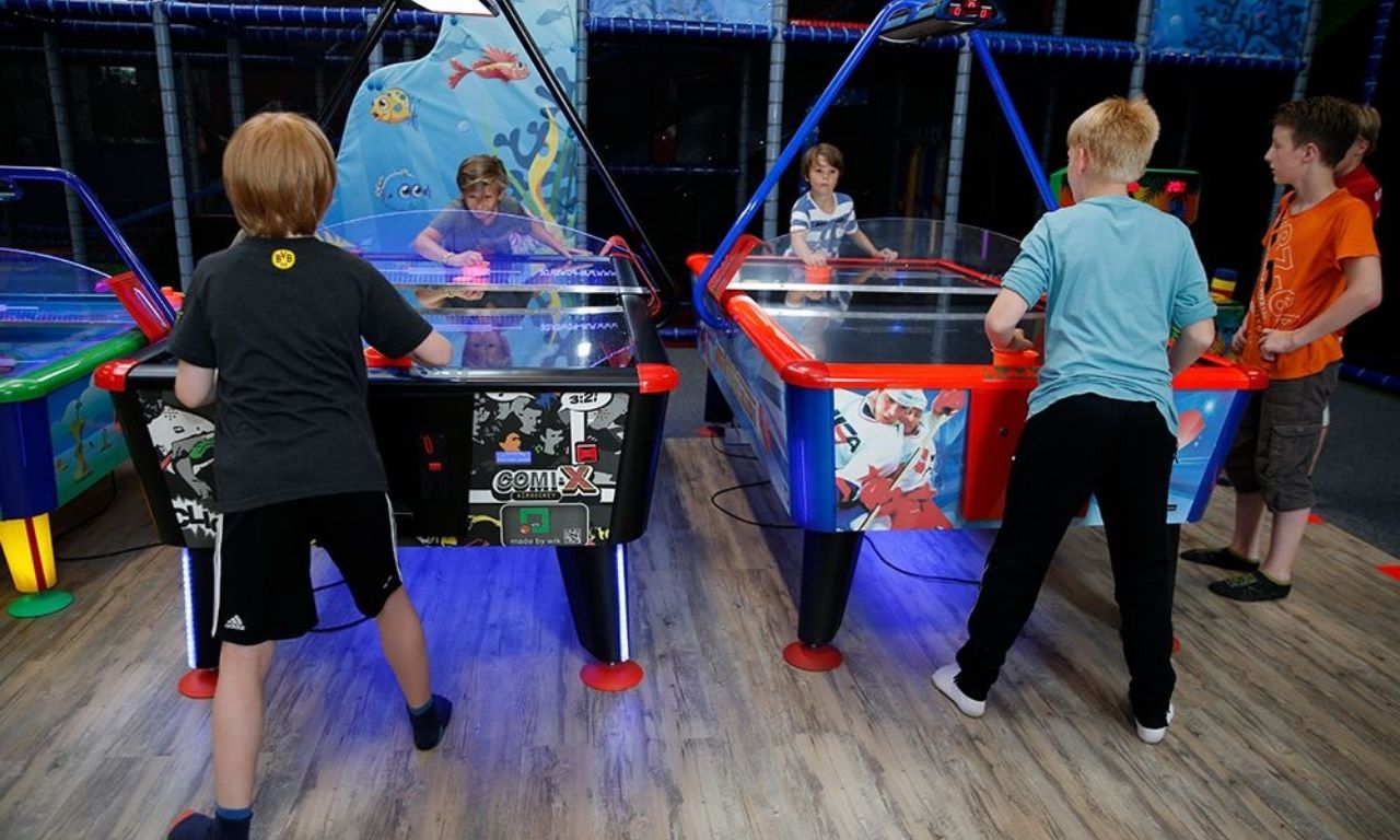 spielende Kinder im Indoorspielplatz BennyMax