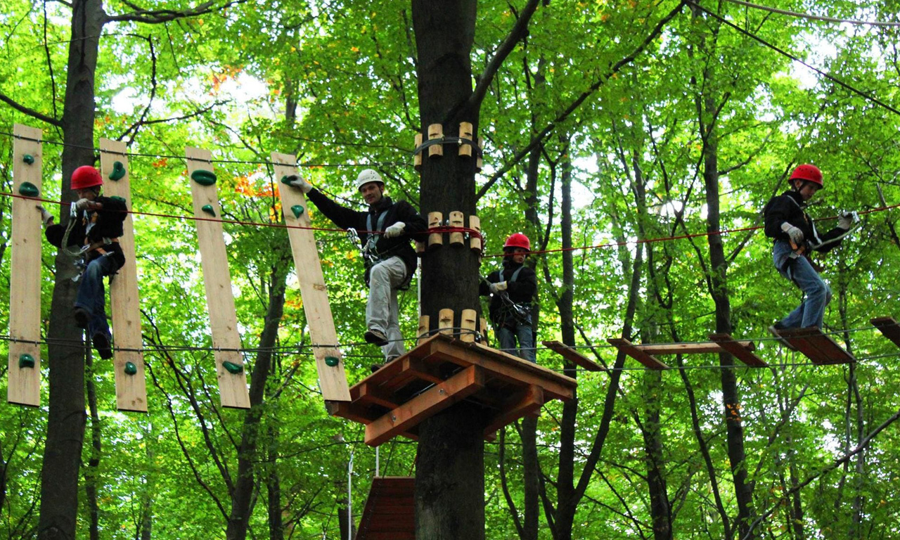 Menschen im Hochseilgarten Kletterpark Hamm