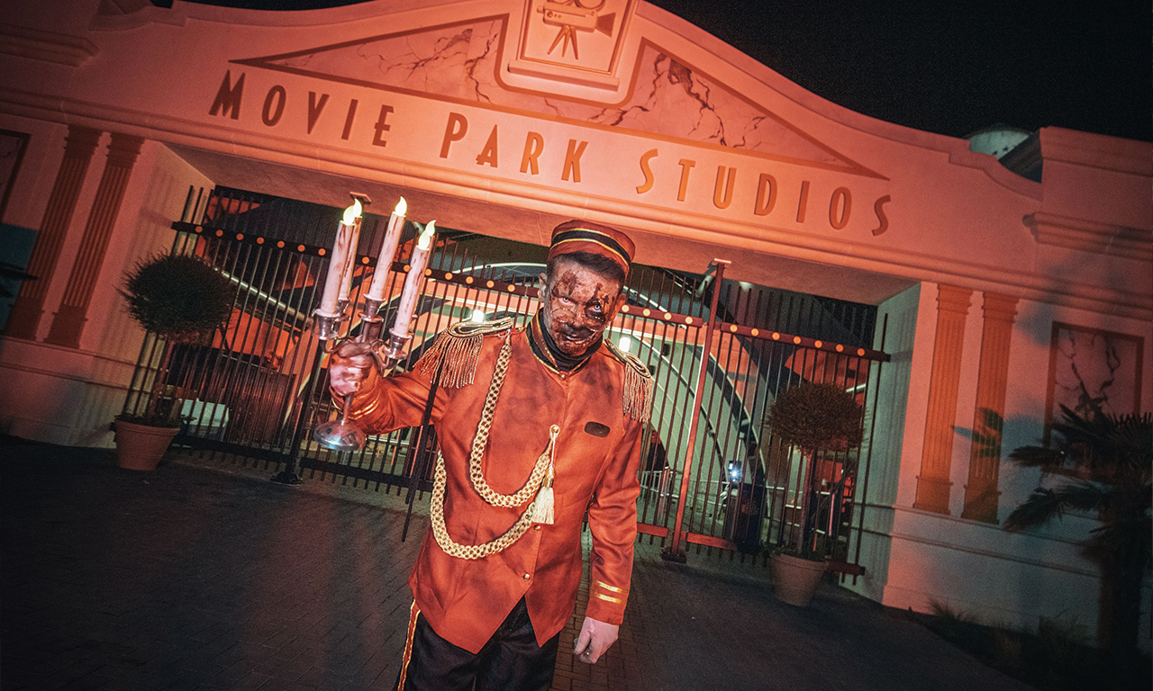 Moviepark – Halloween Horror Festival Zombie mit Kerzenleuchter