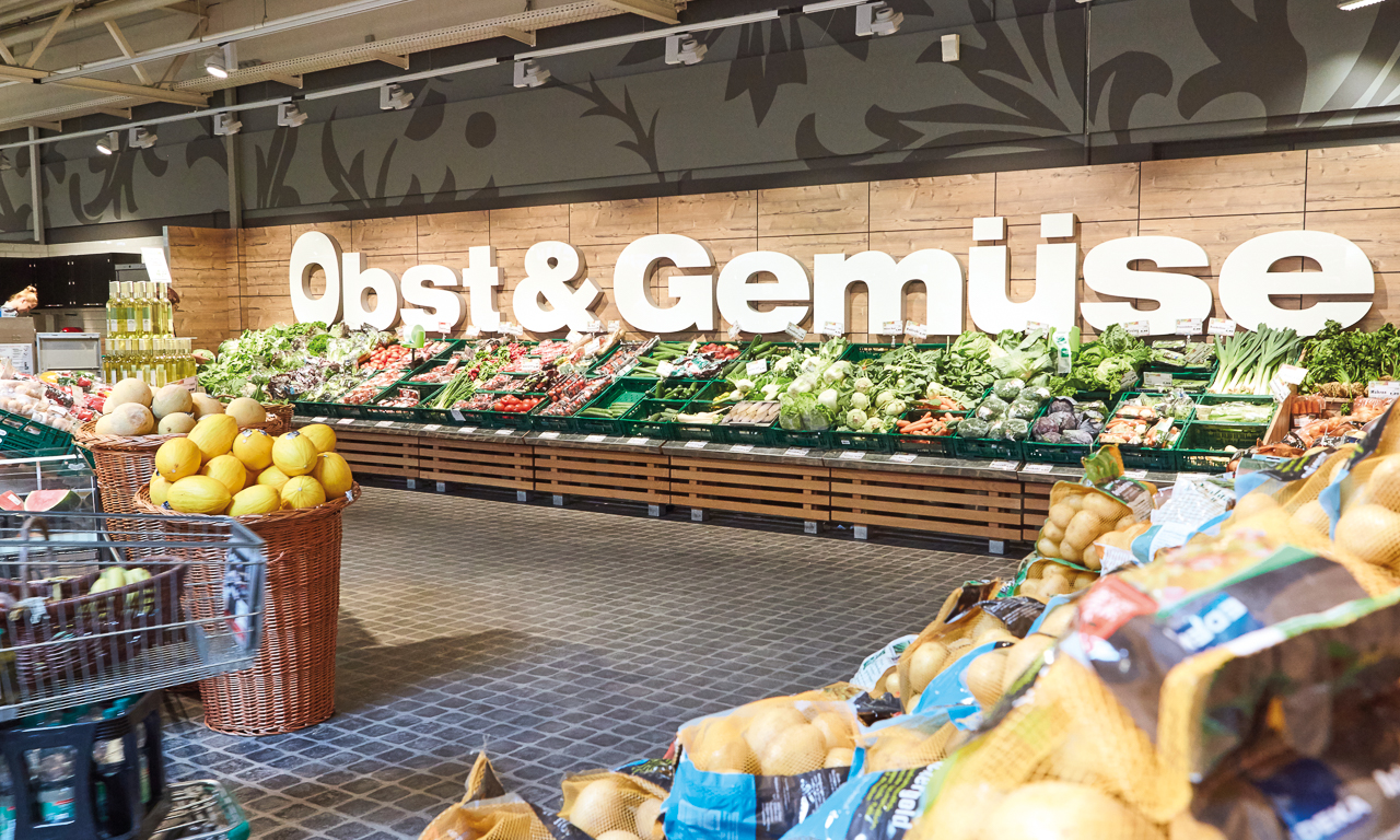 Obst- und Gemüse-Abteilung im Marktkauf Nientied 